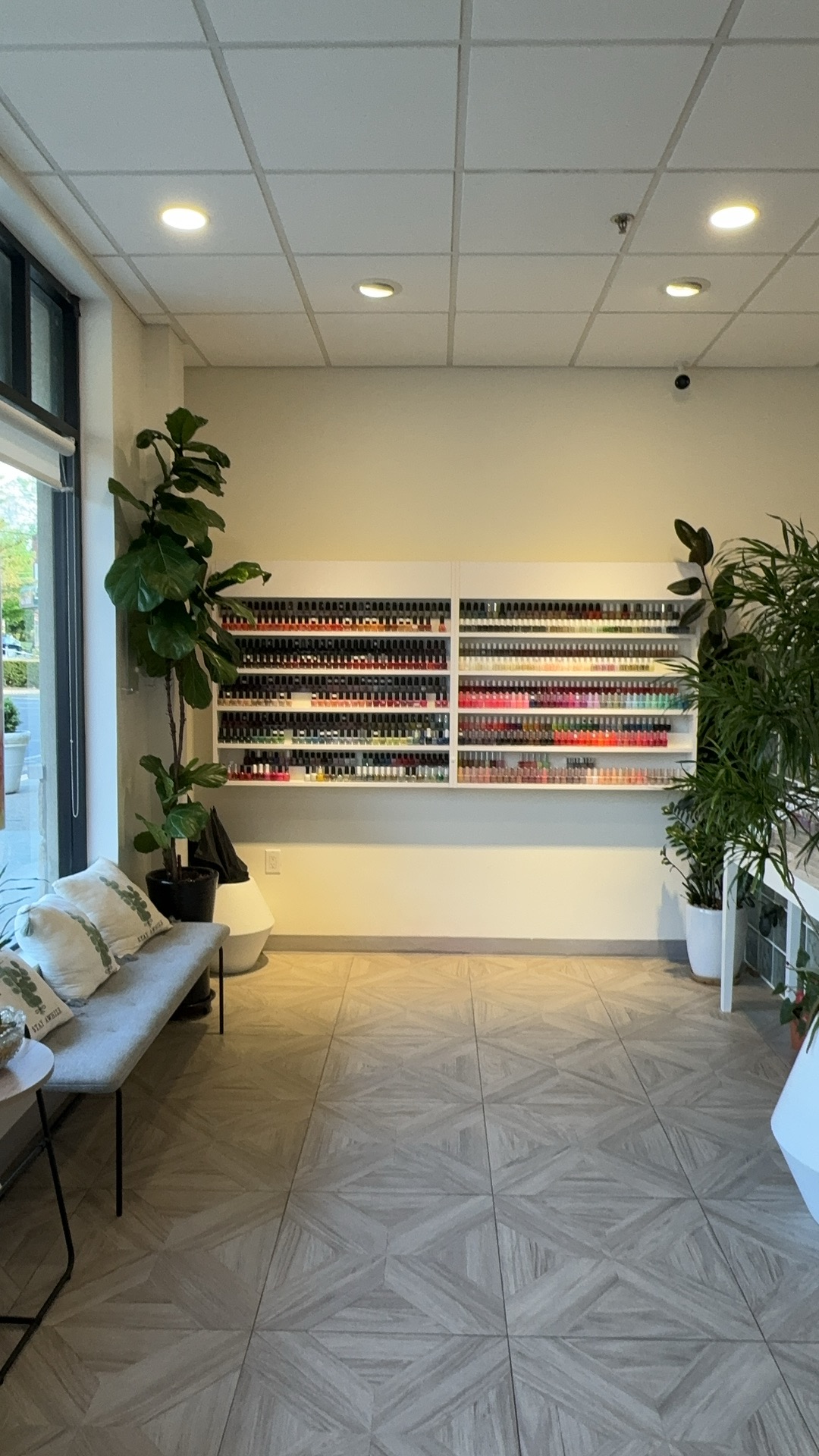 Polish color wall in salon